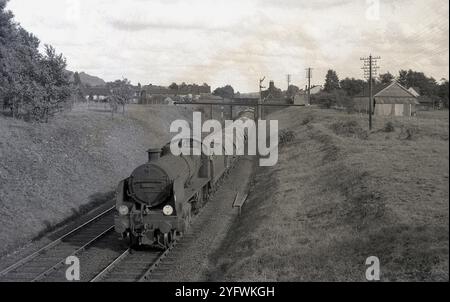 Ende der 1950er Jahre, historische Dampflokomotive, Nr. 31867 (SECR N-Klasse) auf der Schiene, Güterwagen gezogen, England, Großbritannien. Die Lokomotive war eine von einem Typ, der ursprünglich für Arbeiten an der South Eastern and Chatham Railway (SECR) gebaut wurde. Stockfoto