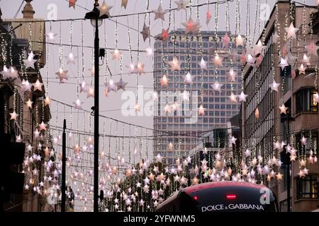 Oxford Street, London, Großbritannien. November 2024. Die Weihnachtsbeleuchtung in der Oxford Street, London. Quelle: Matthew Chattle/Alamy Live News Stockfoto