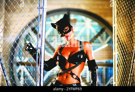 CATWOMAN 2004 Warner Bros. Pictures Film mit Halle Berry als Catwoman und Sharon Stone als Laurel Hedare. Stockfoto