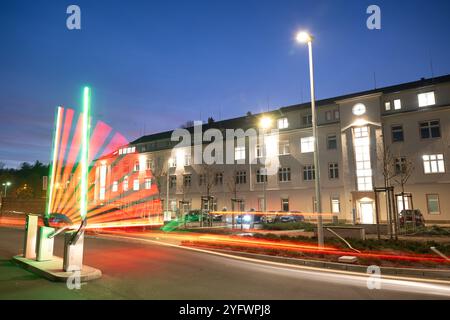 Freital, Deutschland. November 2024. Autos fahren durch eine Barriere vor dem Bundesamt für Sicherheit in der Informationstechnik (BSI) (Foto mit Langzeitbelichtung). Das BSI stellt eine hochsichere Telefonielösung vor, für die ein Testbetrieb in Sachsen geplant ist. Quelle: Sebastian Kahnert/dpa/Alamy Live News Stockfoto