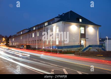 Freital, Deutschland. November 2024. Autos fahren am Bundesamt für Sicherheit in der Informationstechnik (BSI) vorbei (Foto mit Langzeitbelichtung). Das BSI stellt eine hochsichere Telefonielösung vor, für die ein Testbetrieb in Sachsen geplant ist. Quelle: Sebastian Kahnert/dpa/Alamy Live News Stockfoto