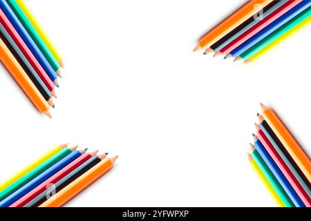 Farbige Bleistifte isoliert auf weißem Hintergrund. Farbstifte aus Holz in loser Schüttung. Das Konzept der Back-to-School-Idee. Kopierbereich, leer, leer. Student. Stockfoto