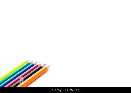Farbige Bleistifte isoliert auf weißem Hintergrund. Farbstifte aus Holz in loser Schüttung. Das Konzept der Back-to-School-Idee. Kopierbereich, leer, leer. Student. Stockfoto