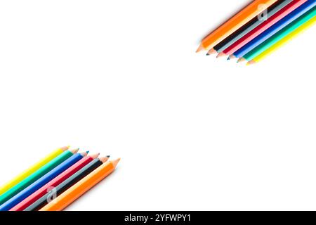 Farbige Bleistifte isoliert auf weißem Hintergrund. Farbstifte aus Holz in loser Schüttung. Das Konzept der Back-to-School-Idee. Kopierbereich, leer, leer. Student. Stockfoto