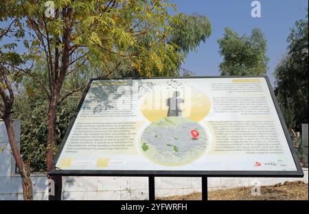 Informationstafel auf dem Halabja Martyrs Friedhof in der Region Kurdistan im Irak Stockfoto