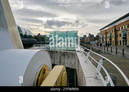 Ein Weitwinkelfoto mit Nahaufnahme des Mechanismus der Gateshead Millennium Bridge am Fluss Tyne, Newcastle. Neuentwicklung. Stockfoto