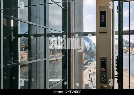 Newcastle. Ungewöhnlicher Blick auf den Tyne von der Baltischen Galerie, auf das Glashaus und die Tyne-Brücke mit Reflexionen der Gateshead Millennium Bridge. Stockfoto