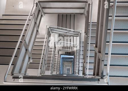Die Treppe hinunter: Zeitgenössische Kunstinstallation „Himmel und Hölle“ im Baltic Centre Museum in Newcastle. Höhenangst! Stockfoto