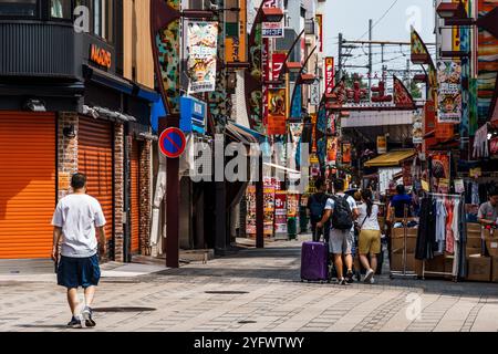 Tokio, Japan - 6. August 2024: Ameyoko, ein lebhafter Straßenmarkt in Ueno, Tokio, bietet geschäftige Geschäfte, Imbissstände und lokale Waren. Aufnahme der liv Stockfoto