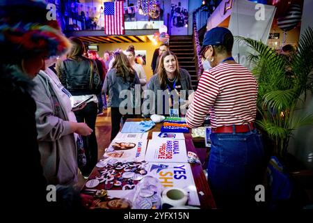 AMSTERDAM - Besucher einer Demokratischen Kundgebung während der Ergebnisnacht der US-Präsidentschaftswahlen. ANP ROBIN UTRECHT niederlande Out - belgien Out Credit: ANP/Alamy Live News Stockfoto