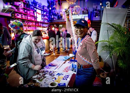 AMSTERDAM - Besucher einer Demokratischen Kundgebung während der Ergebnisnacht der US-Präsidentschaftswahlen. ANP ROBIN UTRECHT niederlande Out - belgien Out Credit: ANP/Alamy Live News Stockfoto