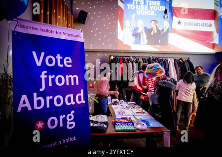 AMSTERDAM - Besucher einer Demokratischen Kundgebung während der Ergebnisnacht der US-Präsidentschaftswahlen. ANP ROBIN UTRECHT niederlande Out - belgien Out Credit: ANP/Alamy Live News Stockfoto