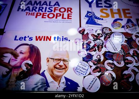 AMSTERDAM - Besucher einer Demokratischen Kundgebung während der Ergebnisnacht der US-Präsidentschaftswahlen. ANP ROBIN UTRECHT niederlande Out - belgien Out Credit: ANP/Alamy Live News Stockfoto