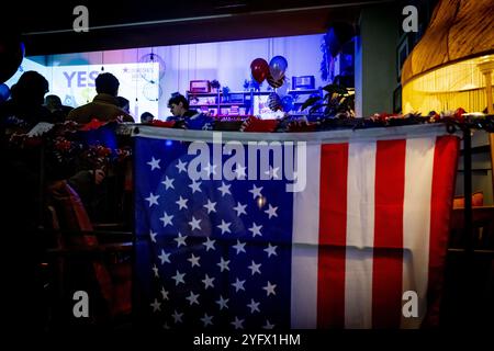 AMSTERDAM - Besucher einer Demokratischen Kundgebung während der Ergebnisnacht der US-Präsidentschaftswahlen. ANP ROBIN UTRECHT niederlande Out - belgien Out Credit: ANP/Alamy Live News Stockfoto