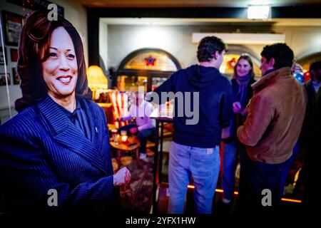 AMSTERDAM - Besucher einer Demokratischen Kundgebung während der Ergebnisnacht der US-Präsidentschaftswahlen. ANP ROBIN UTRECHT niederlande Out - belgien Out Credit: ANP/Alamy Live News Stockfoto