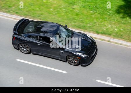 OSTRAVA, TSCHECHIEN - 28. MAI 2024: Schwarzer Nissan GT-R Supersportwagen, Bewegungsunschärfe-Effekt Stockfoto