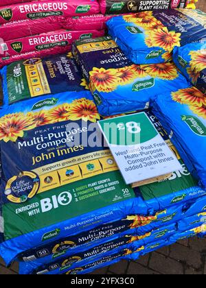 Beutel mit Mehrzweckkompost zum Verkauf im örtlichen Gartencenter Stockfoto