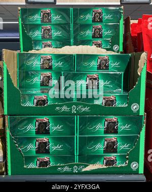 Schachteln mit After Eight Mints zum Verkauf in einem lokalen Geschäft Stockfoto