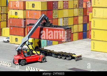 La Spezia, Italien – 28. Mai 2024: Der Gabelstapler stellt den Frachtcontainer auf die Plattform des Lkws Stockfoto