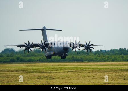 Liepaja, Lettland, 16. Juni 2024: Royal Air Force Airbus A400M, Landung militärischer Frachtflugzeuge Stockfoto