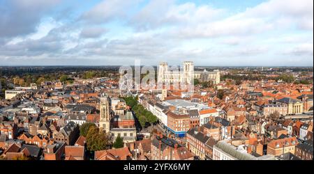 YORK, GROSSBRITANNIEN - 18. OKTOBER 2024. Ein Blick aus der Vogelperspektive auf die Skyline der Stadt York in North Yorkshire, Großbritannien mit der Kathedrale des York Minster und dem Dach Stockfoto