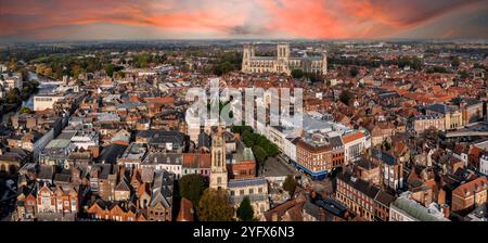 YORK, GROSSBRITANNIEN - 18. OKTOBER 2024. Ein Blick aus der Vogelperspektive auf die Skyline der Stadt York in North Yorkshire, Großbritannien mit der Kathedrale des York Minster und dem Dach Stockfoto
