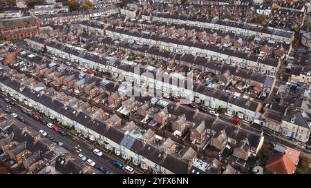 Ein Blick aus der Luft über die Dächer der von hinten nach hinten verlaufenden Reihenhäuser auf einem großen Wohngebiet im Norden Englands Stockfoto