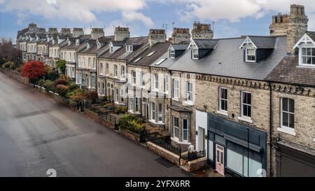 Panoramablick auf exklusive dreistöckige viktorianische Stadthäuser in einer ruhigen Straße in einem exklusiven Viertel einer britischen Stadt mit Kopierraum Stockfoto