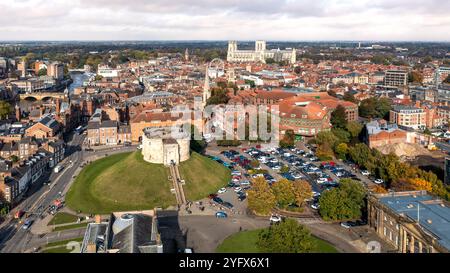 YORK, GROSSBRITANNIEN - 18. OKTOBER 2024. Ein Blick aus der Vogelperspektive auf die Skyline von York in North Yorkshire, Großbritannien mit der antiken Architektur des York Minster Stockfoto