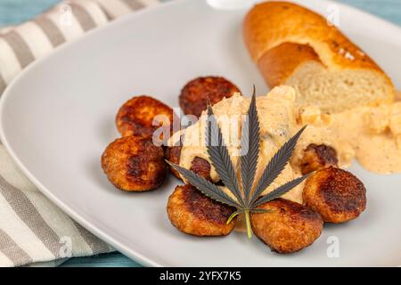 Hähnchenbällchen mit Brot und Käse-Dressing auf einem alten Holztisch Stockfoto