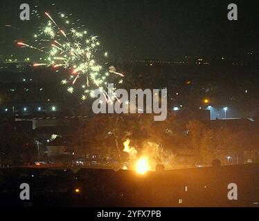 Glasgow, Schottland, Großbritannien. November 2024. Wetter in Großbritannien: Herbstwetter blieb trocken für Lagerfeuer und Feuerwerk im council Scheme of Whitevale bei clydebank. Credit Gerard Ferry/Alamy Live News Stockfoto