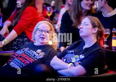 AMSTERDAM - Besucher einer Demokratischen Kundgebung während der Ergebnisnacht der US-Präsidentschaftswahlen. ANP ROBIN UTRECHT niederlande Out - belgien Out Credit: ANP/Alamy Live News Stockfoto