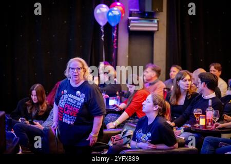 AMSTERDAM - Besucher einer Demokratischen Kundgebung während der Ergebnisnacht der US-Präsidentschaftswahlen. ANP ROBIN UTRECHT niederlande Out - belgien Out Credit: ANP/Alamy Live News Stockfoto