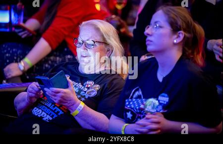 AMSTERDAM - Besucher einer Demokratischen Kundgebung während der Ergebnisnacht der US-Präsidentschaftswahlen. ANP ROBIN UTRECHT niederlande Out - belgien Out Credit: ANP/Alamy Live News Stockfoto