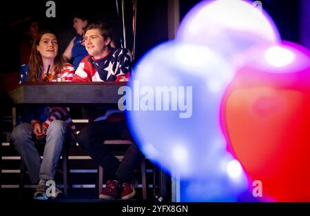 AMSTERDAM - Besucher einer Demokratischen Kundgebung während der Ergebnisnacht der US-Präsidentschaftswahlen. ANP ROBIN UTRECHT niederlande Out - belgien Out Credit: ANP/Alamy Live News Stockfoto