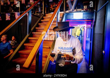 AMSTERDAM - Besucher einer Demokratischen Kundgebung während der Ergebnisnacht der US-Präsidentschaftswahlen. ANP ROBIN UTRECHT niederlande Out - belgien Out Credit: ANP/Alamy Live News Stockfoto