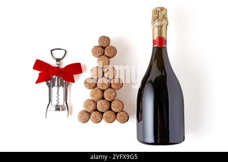 Weihnachtsbaum aus Sektkorken, Metallkorkenzieher mit roter Schleife und Flasche Sekt isoliert auf weißem Hintergrund. Bevorstehendes neues Jahr Stockfoto