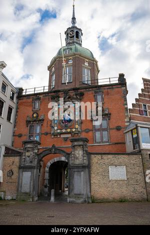 Stadttor Groothoofdspoort (Bighead Gate) im historischen Zentrum der Stadt Dordrecht, Niederlande. Stockfoto