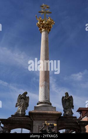 Straubing, Deutschland - 12. Oktober 2024 - die Dreifaltigkeitssäule auf dem Theresienplatz im Stadtzentrum Stockfoto