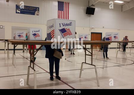 Bloomington, Usa. November 2024. Die Wähler gaben ihre Stimmzettel im Turnsaal der St. John the Apostle Catholic Church in Bloomington, Indiana ab. Die Amerikaner wählen heute im Präsidentschaftswettlauf zwischen dem republikanischen Kandidaten, dem ehemaligen Präsidenten Donald Trump, und der Vizepräsidentin der Demokratischen Partei Kamala Harris, sowie bei mehreren Staatswahlen, die das Machtgleichgewicht im Kongress bestimmen werden. Quelle: SOPA Images Limited/Alamy Live News Stockfoto