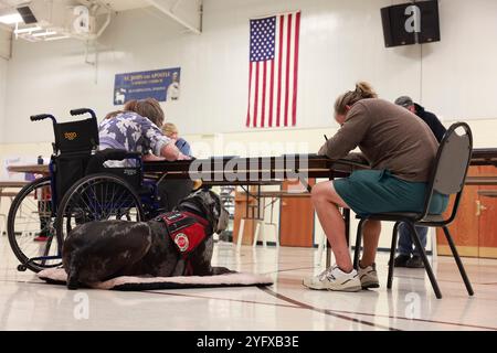 Bloomington, Usa. November 2024. Die Wähler gaben ihre Stimmzettel im Turnsaal der St. John the Apostle Catholic Church in Bloomington, Indiana ab. Die Amerikaner wählen heute im Präsidentschaftswettlauf zwischen dem republikanischen Kandidaten, dem ehemaligen Präsidenten Donald Trump, und der Vizepräsidentin der Demokratischen Partei Kamala Harris, sowie bei mehreren Staatswahlen, die das Machtgleichgewicht im Kongress bestimmen werden. Quelle: SOPA Images Limited/Alamy Live News Stockfoto