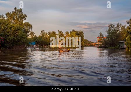 Händler und ihre Boote am frühen Morgen auf dem schwimmenden Markt von Phong Dien in Vietnam Stockfoto