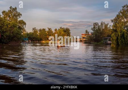 Händler und ihre Boote am frühen Morgen auf dem schwimmenden Markt von Phong Dien in Vietnam Stockfoto