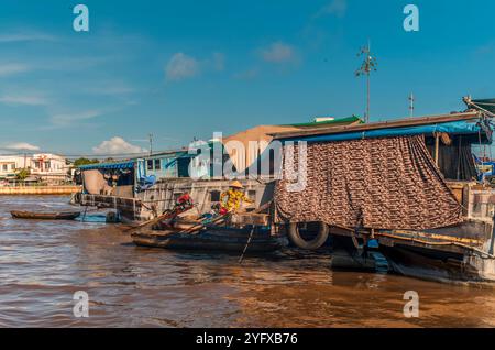 Händler und ihre Boote am frühen Morgen auf dem schwimmenden Markt von Cai Reng in Vietnam Stockfoto