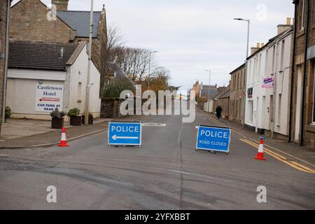 5. Nov. 2024. Castletown, Caithness, Schottland, Großbritannien. Ein Junge auf einem Roller schaut nach, wo die Polizei eine Straßensperrung auf der A836 erzwang. Stockfoto