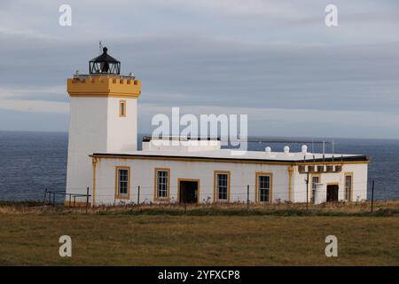 31. Okt. 2024. Duncansby Lighthouse, Duncansby Head, Schottland. Blick auf den Leuchtturm von Duncansby am Duncansby Head. Stockfoto