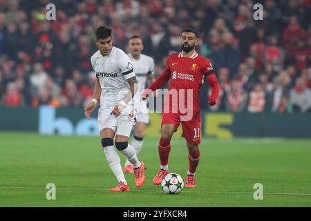 Piero Hincapié von Bayer Leverkusen gibt Mohamed Salah von Liverpool Druck während der UEFA Champions League, League Stage Match Liverpool gegen Bayer 04 Leverkusen in Anfield, Liverpool, Vereinigtes Königreich, 5. November 2024 (Foto: Gareth Evans/News Images) Stockfoto