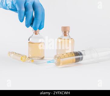 Eine Spritze mit Medizin und eine Sveralflasche mit Medizin Stockfoto