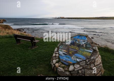 31. Okt. 2024. Sandside Bay, Reay, Schottland. Ein historischer Meilenstein an der Sandside Bay, einem Strand und Hafen entlang der Route North Coast 500. Stockfoto