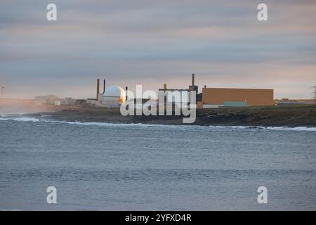 29. Oktober 2024. Reay, Schottland. Das Kernkraftwerk Dounreay und die Testeinrichtung Vulcan Naval Reactor Test Establishment von Sandside Bay aus. NRS Stockfoto